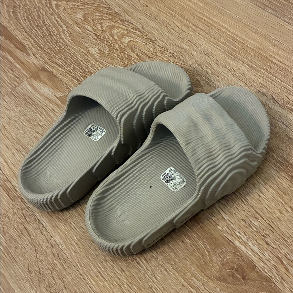 Yeezy Kids Slides in Gray